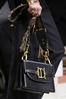 Details Christian Dior , Details Dior Fall 2018 Ready-to-Wear , Детали показа Кристиан Диор , Детали показа Диор осень зима 2018 , Fashion show , неделя моды в Париже , PFW , Мария Грация Кьюри , Mainstyles